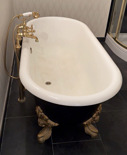 Freestanding roll top clawfoot - top,